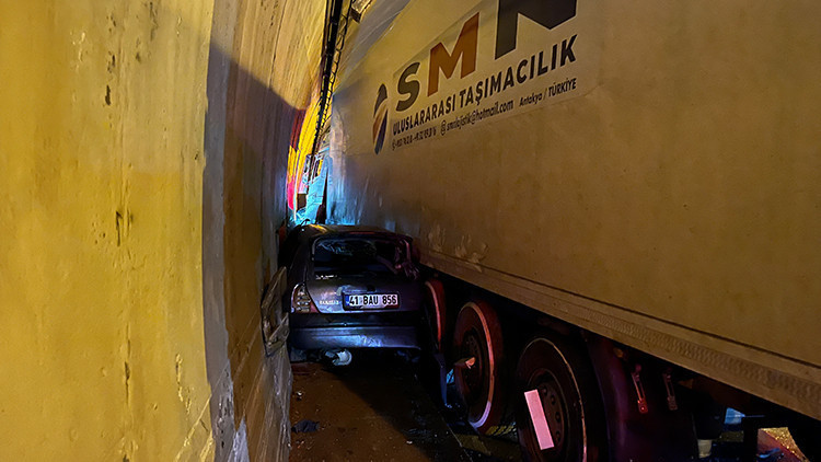 Tünelde otomobil, TIR ile duvar arasında sıkıştı
