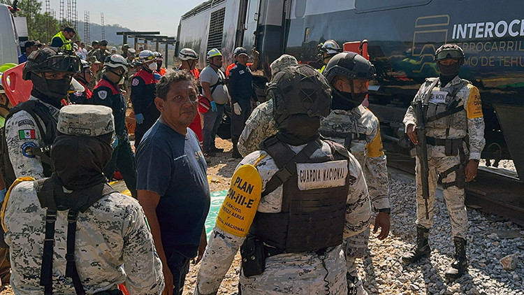 Meksika'da yolcu treni raydan çıktı: Çok sayıda ölü ve yaralı var