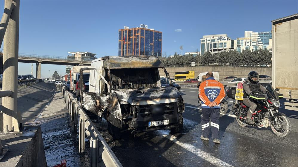 TEM Otoyolu'nda araç alev aldı, sürücü son anda kurtuldu