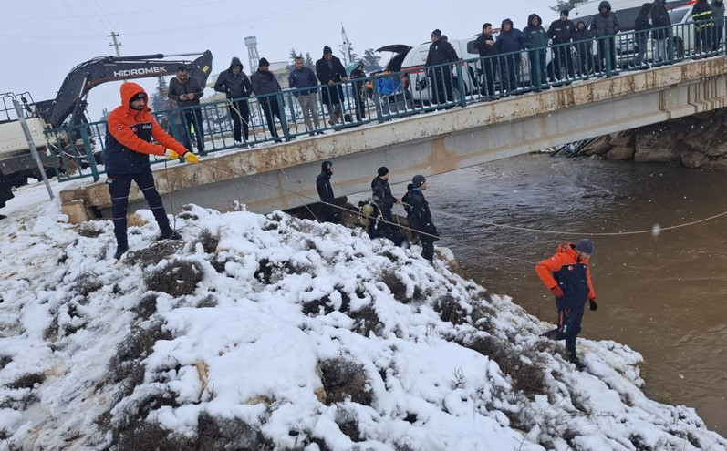 Şanlıurfa'da otomobil sulama kanalına düştü: 3'ü çocuk 4 yolcu aranıyor