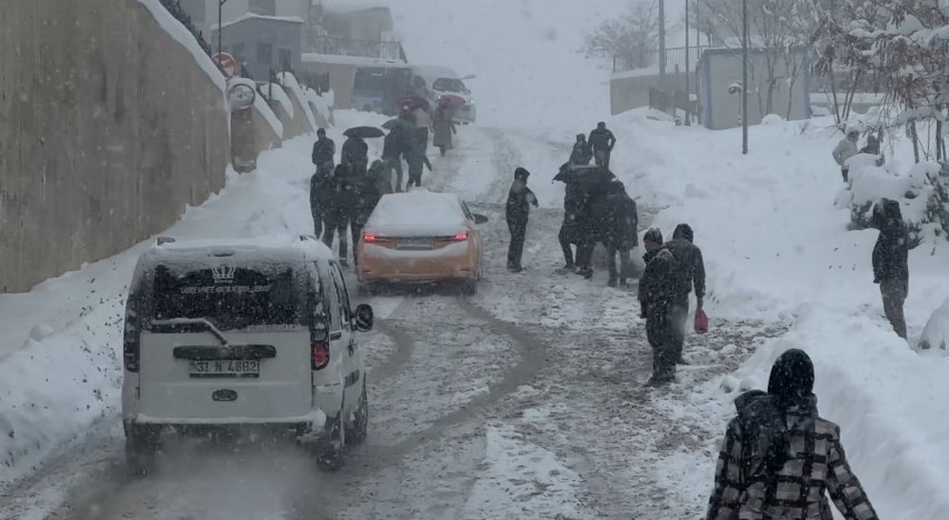 Yoğun kar ve tipi... Sürücüler araçlarını bırakıp evlerine yürüyerek gitti