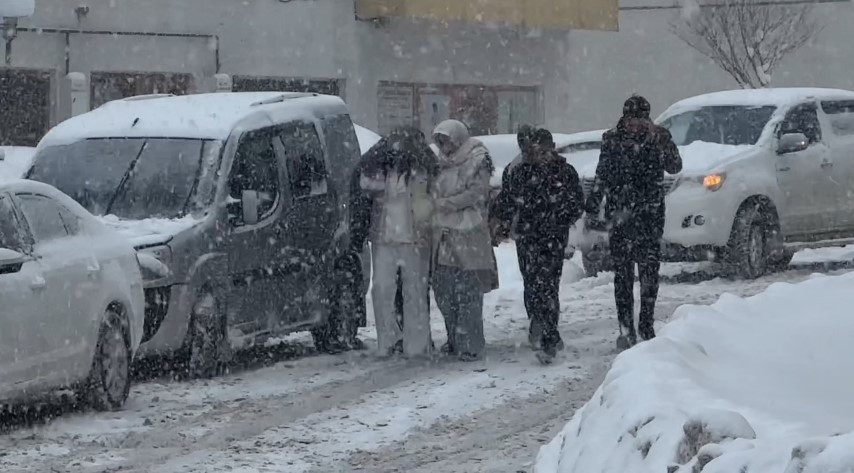 Yoğun kar ve tipi... Sürücüler araçlarını bırakıp evlerine yürüyerek gitti