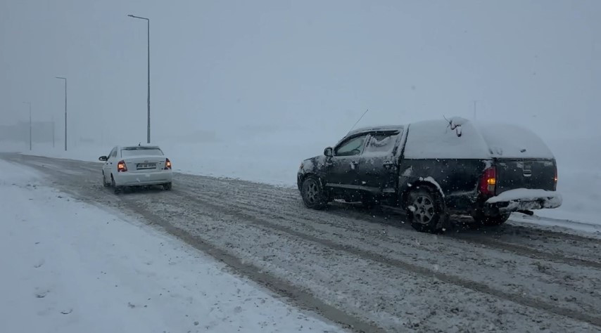 Yoğun kar ve tipi... Sürücüler araçlarını bırakıp evlerine yürüyerek gitti