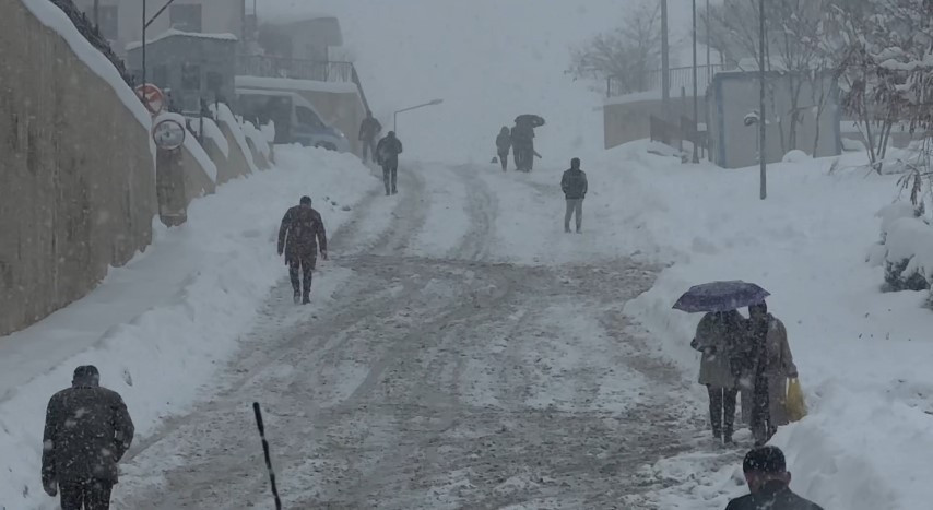 Yoğun kar ve tipi... Sürücüler araçlarını bırakıp evlerine yürüyerek gitti