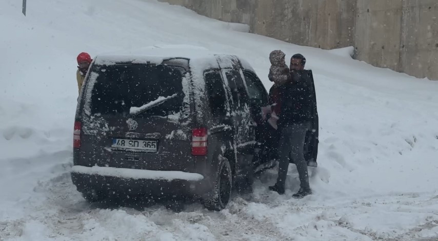Yoğun kar ve tipi... Sürücüler araçlarını bırakıp evlerine yürüyerek gitti