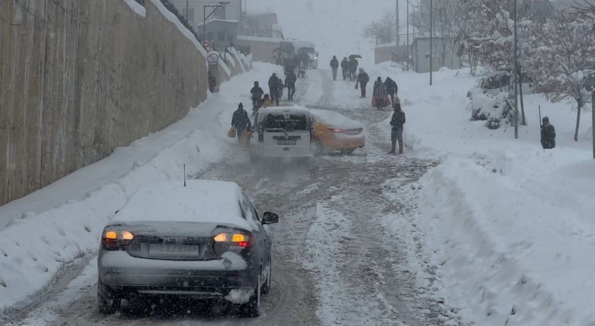 Yoğun kar ve tipi... Sürücüler araçlarını bırakıp evlerine yürüyerek gitti