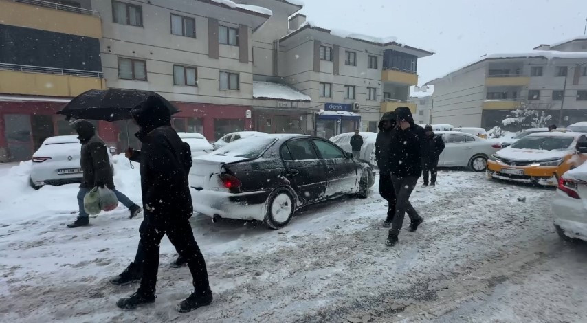 Yoğun kar ve tipi... Sürücüler araçlarını bırakıp evlerine yürüyerek gitti