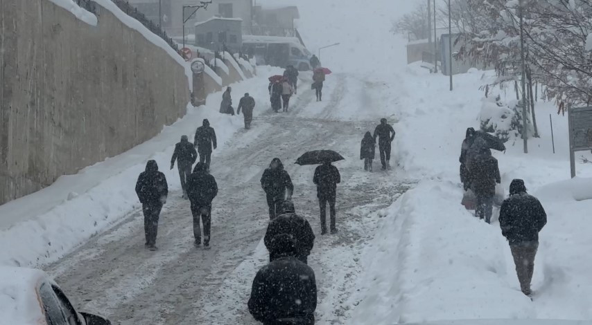 Yoğun kar ve tipi... Sürücüler araçlarını bırakıp evlerine yürüyerek gitti