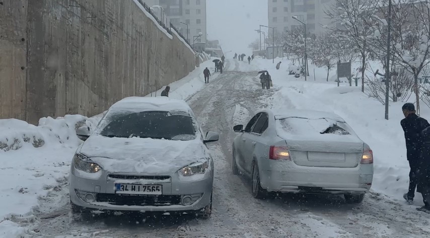Yoğun kar ve tipi... Sürücüler araçlarını bırakıp evlerine yürüyerek gitti