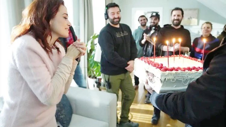 Özgü Namal'a sette sürpriz