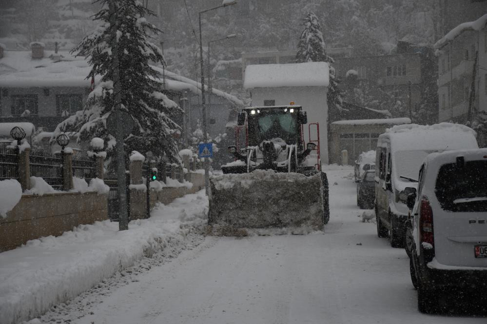  Araçlar tamamen kara gömüldü Serdiğimiz paltarlar hepsi dondu