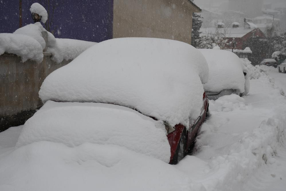  Araçlar tamamen kara gömüldü Serdiğimiz paltarlar hepsi dondu