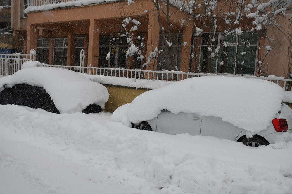  Araçlar tamamen kara gömüldü Serdiğimiz paltarlar hepsi dondu