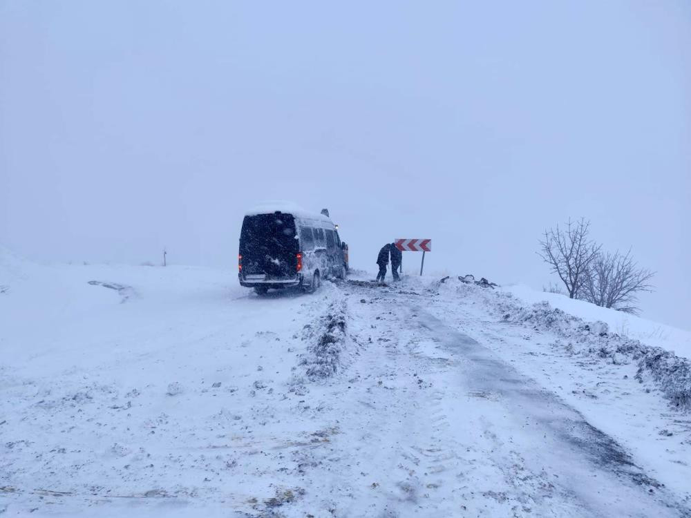  Araçlar tamamen kara gömüldü Serdiğimiz paltarlar hepsi dondu