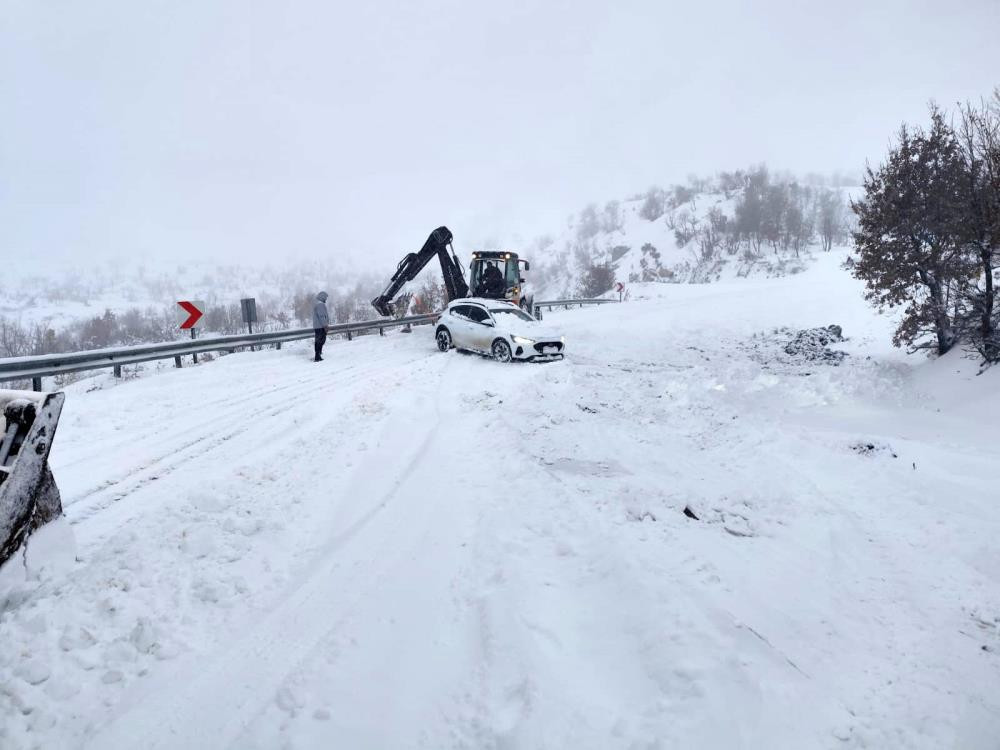  Araçlar tamamen kara gömüldü Serdiğimiz paltarlar hepsi dondu