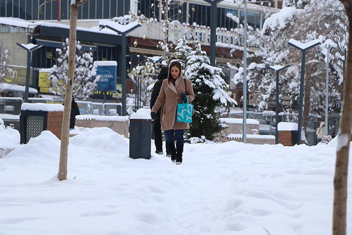  Araçlar tamamen kara gömüldü Serdiğimiz paltarlar hepsi dondu