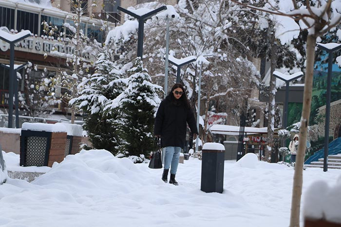  Araçlar tamamen kara gömüldü Serdiğimiz paltarlar hepsi dondu