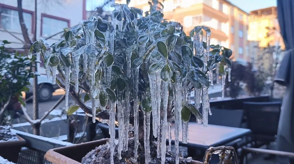  Araçlar tamamen kara gömüldü Serdiğimiz paltarlar hepsi dondu