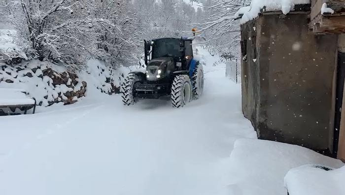  Araçlar tamamen kara gömüldü Serdiğimiz paltarlar hepsi dondu