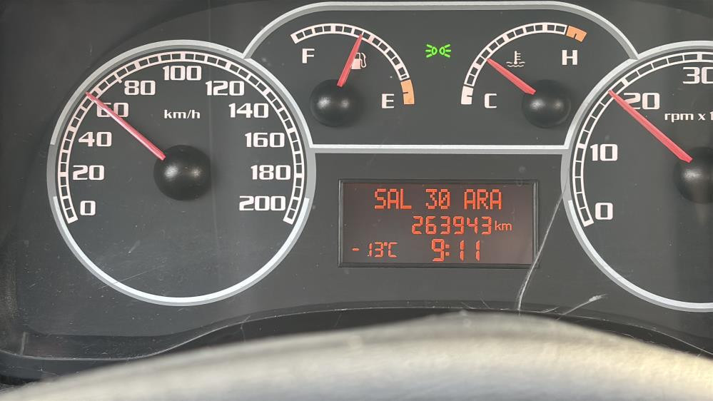 Kar kalınlığı 2 metreyi geçti: Araçlar tamamen kara gömüldü Serdiğimiz paltarlar hepsi dondu