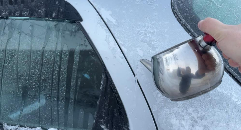 Kar kalınlığı 2 metreyi geçti: Araçlar tamamen kara gömüldü Serdiğimiz paltarlar hepsi dondu