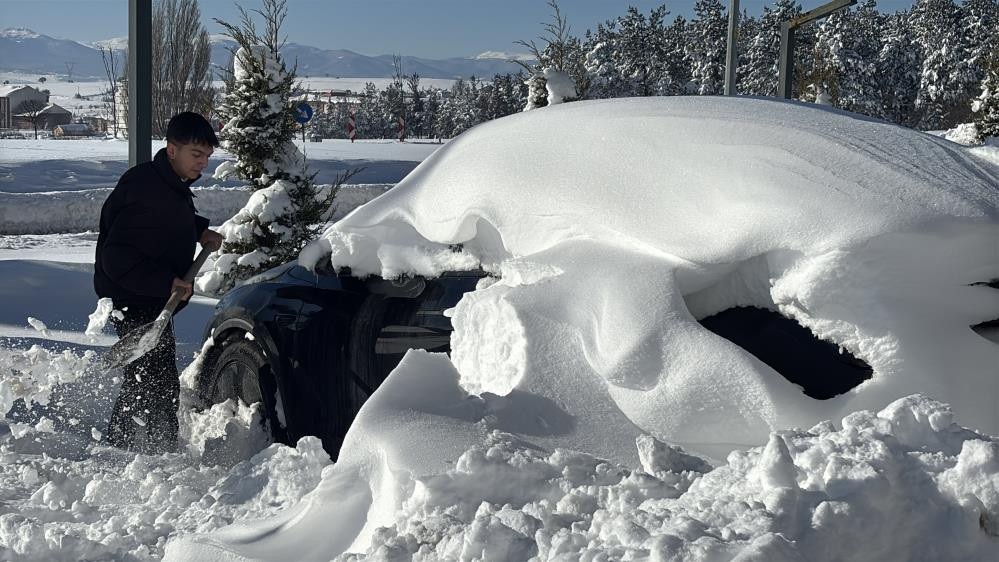 Kar kalınlığı 2 metreyi geçti: Araçlar tamamen kara gömüldü Serdiğimiz paltarlar hepsi dondu
