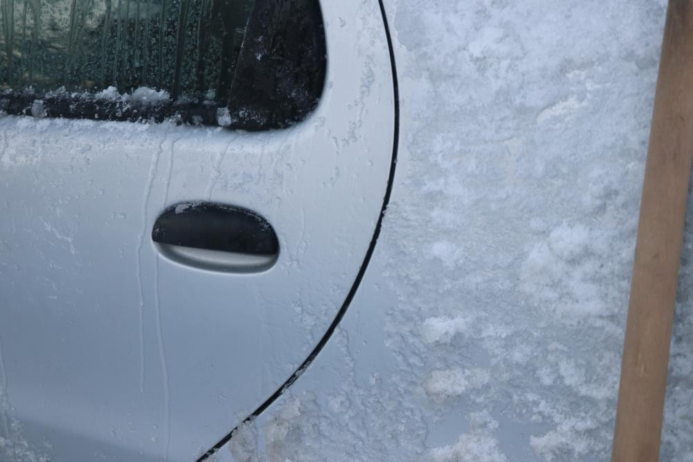 Kar kalınlığı 2 metreyi geçti: Araçlar tamamen kara gömüldü Serdiğimiz paltarlar hepsi dondu