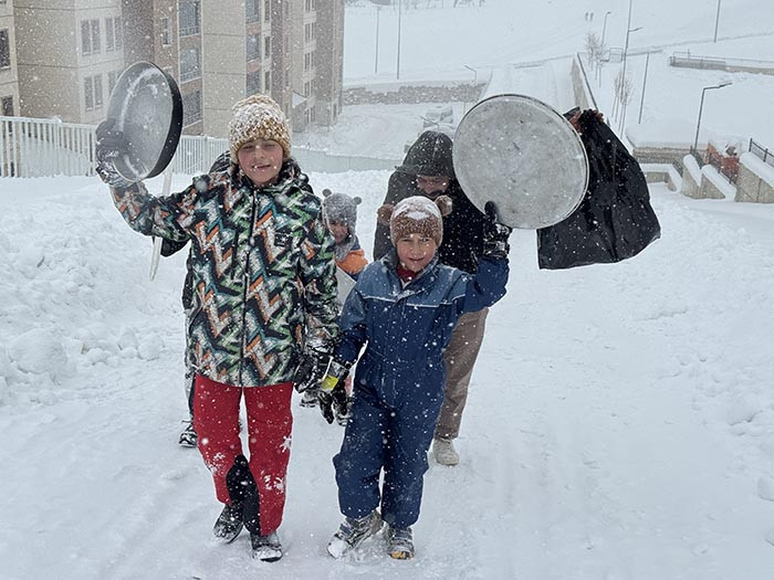 Kar kalınlığı 2 metreyi geçti: Araçlar tamamen kara gömüldü Serdiğimiz paltarlar hepsi dondu