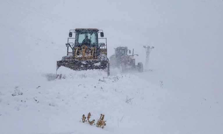 VAN, HAKKARİ, BİTLİS VE MUŞTA KAR NEDENİYLE 925 YERLEŞİM YERİNİN YOLU KAPANDI