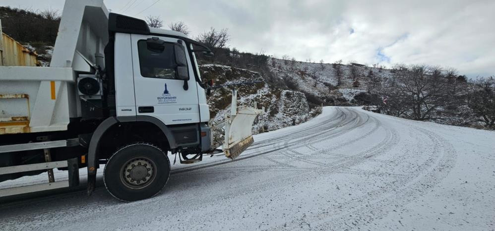 Kar kalınlığı 2 metreyi geçti: Araçlar tamamen kara gömüldü Serdiğimiz paltarlar hepsi dondu