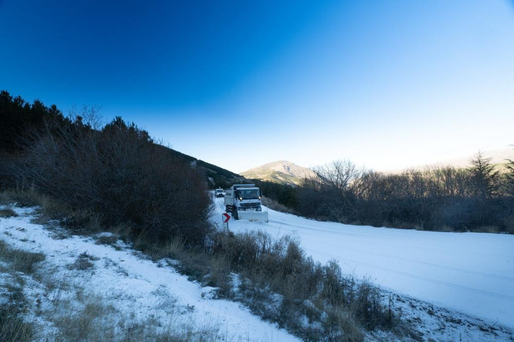 Kar kalınlığı 2 metreyi geçti: Araçlar tamamen kara gömüldü Serdiğimiz paltarlar hepsi dondu