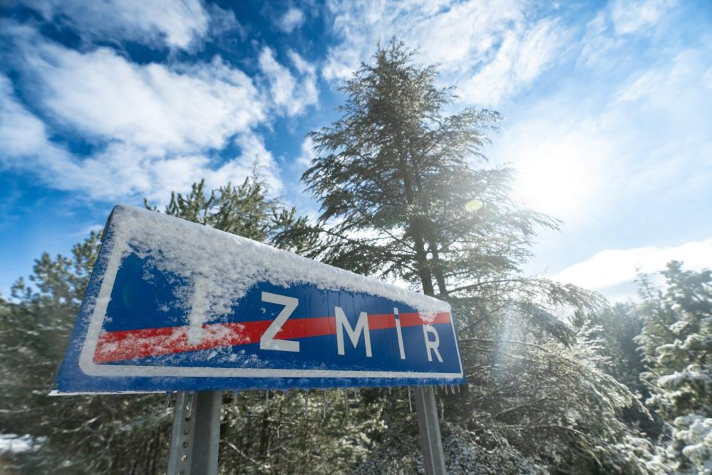 Kar kalınlığı 2 metreyi geçti: Araçlar tamamen kara gömüldü Serdiğimiz paltarlar hepsi dondu