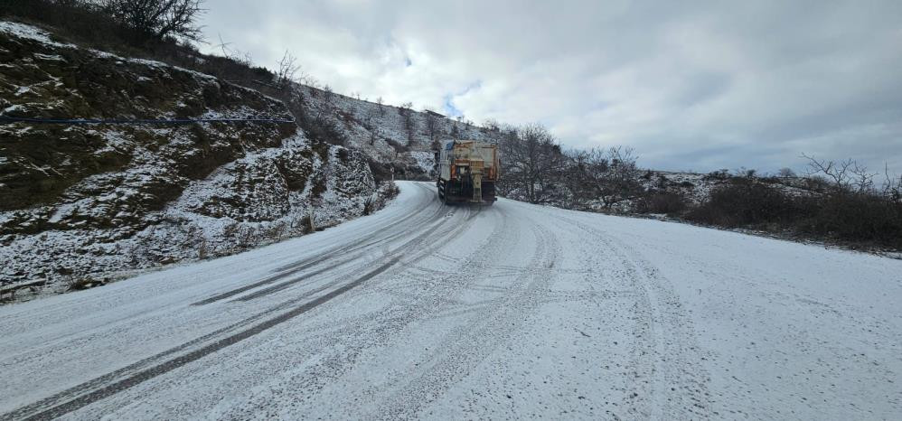 Kar kalınlığı 2 metreyi geçti: Araçlar tamamen kara gömüldü Serdiğimiz paltarlar hepsi dondu