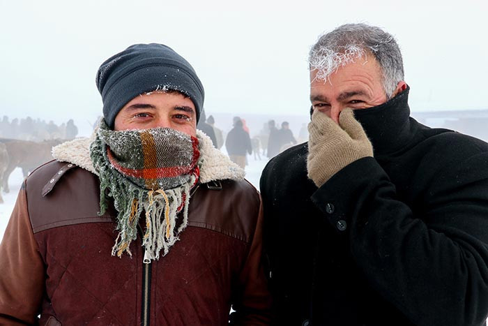 Kar kalınlığı 2 metreyi geçti: Araçlar tamamen kara gömüldü Serdiğimiz paltarlar hepsi dondu