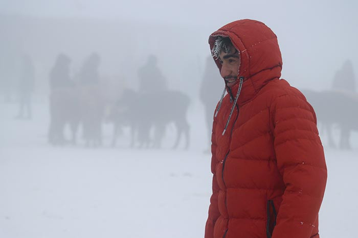Kar kalınlığı 2 metreyi geçti: Araçlar tamamen kara gömüldü Serdiğimiz paltarlar hepsi dondu
