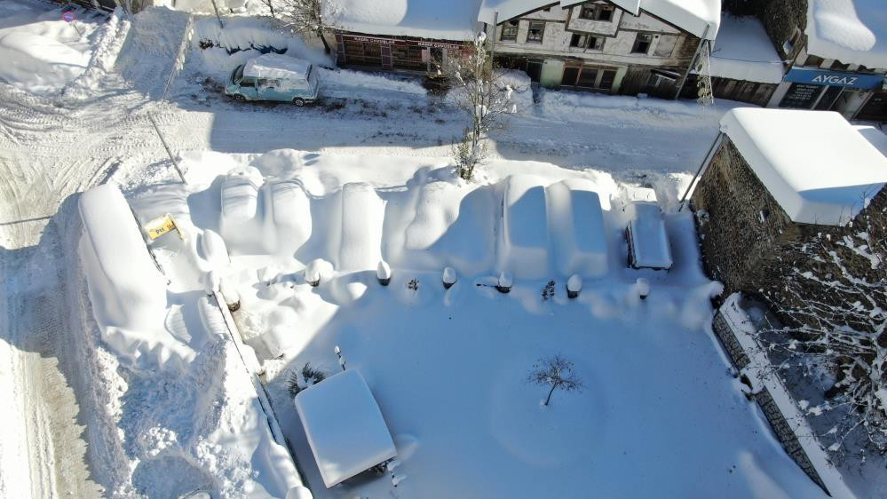 Kar kalınlığı 2 metreyi geçti: Araçlar tamamen kara gömüldü Serdiğimiz paltarlar hepsi dondu