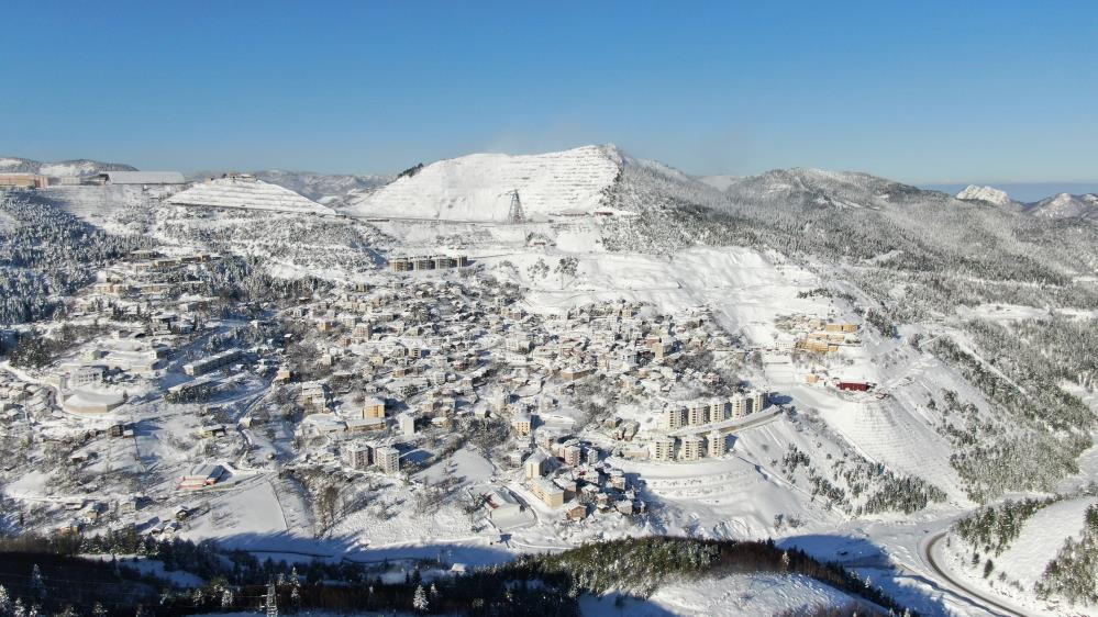 Kar kalınlığı 2 metreyi geçti: Araçlar tamamen kara gömüldü Serdiğimiz paltarlar hepsi dondu