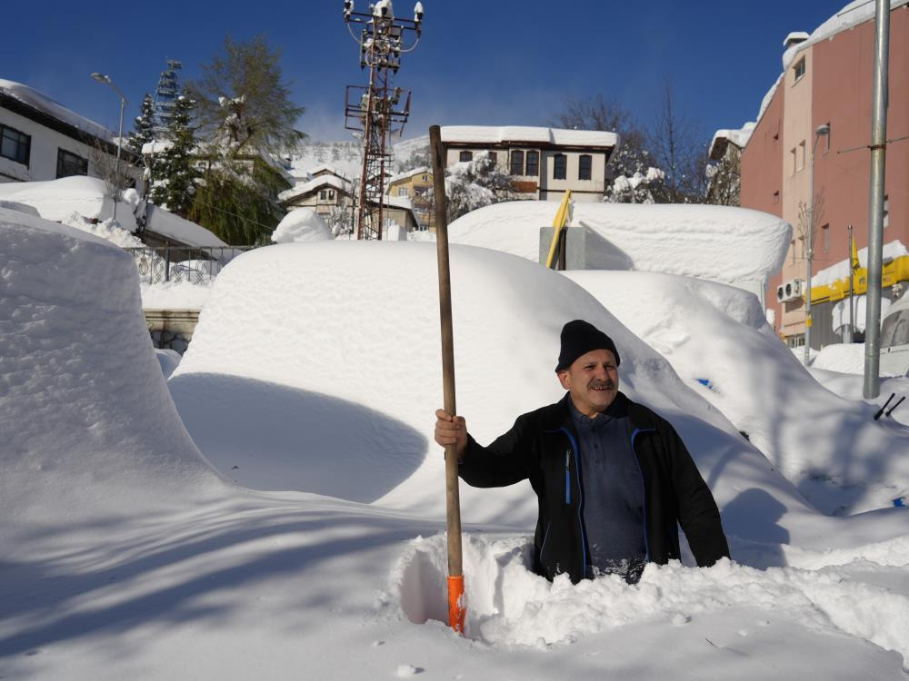 Kar kalınlığı 2 metreyi geçti: Araçlar tamamen kara gömüldü Serdiğimiz paltarlar hepsi dondu