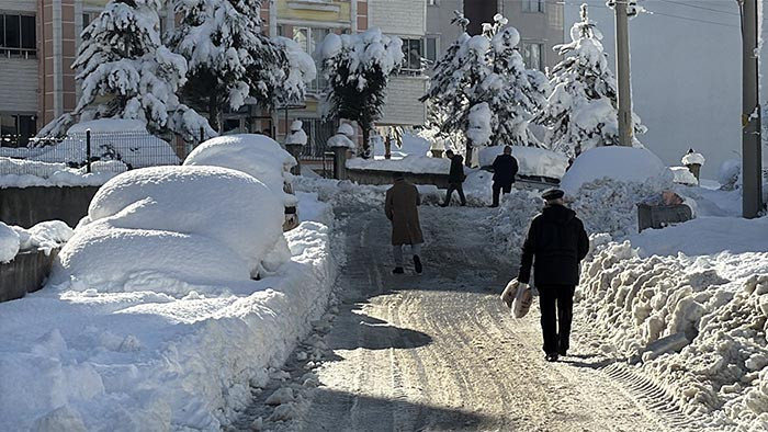 Kar kalınlığı 2 metreyi geçti: Araçlar tamamen kara gömüldü Serdiğimiz paltarlar hepsi dondu