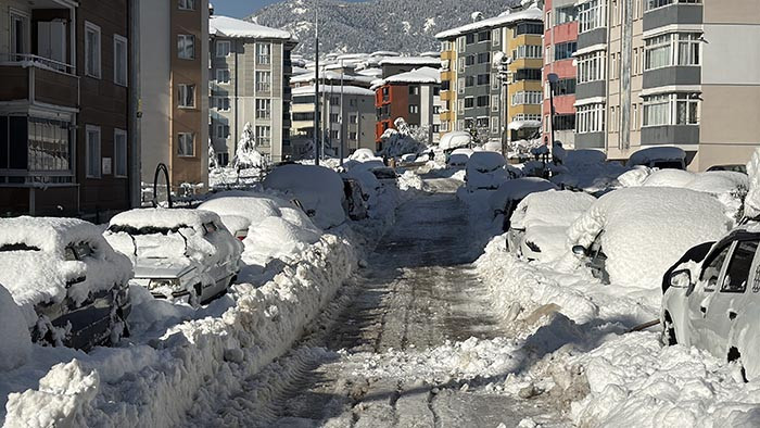 Kar kalınlığı 2 metreyi geçti: Araçlar tamamen kara gömüldü Serdiğimiz paltarlar hepsi dondu