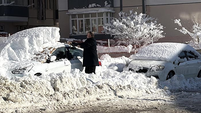 Kar kalınlığı 2 metreyi geçti: Araçlar tamamen kara gömüldü Serdiğimiz paltarlar hepsi dondu