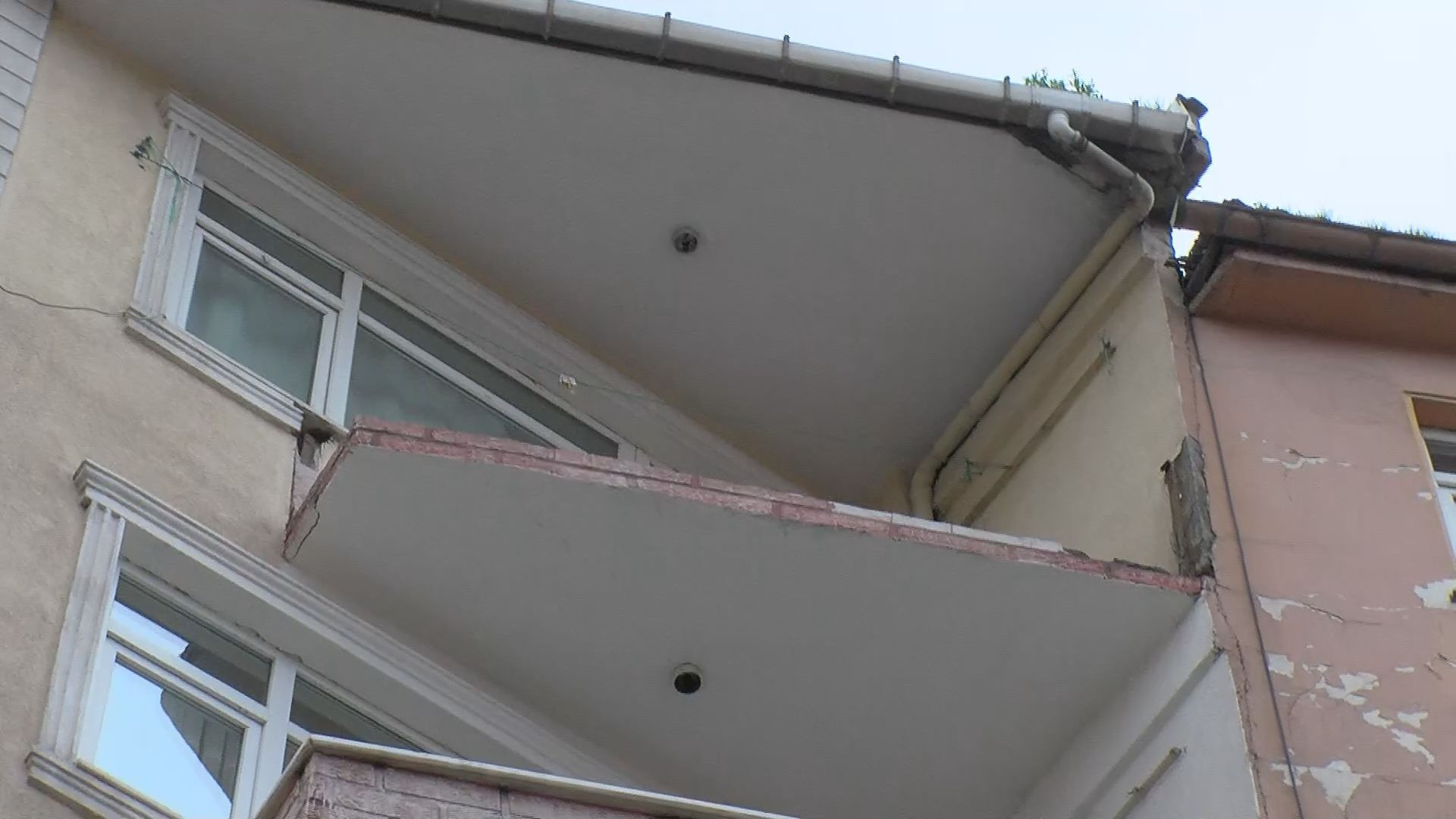 Güngören'de binanın balkonundan parçalar koptu, yayalar son anda kurtuldu; olay kamerada