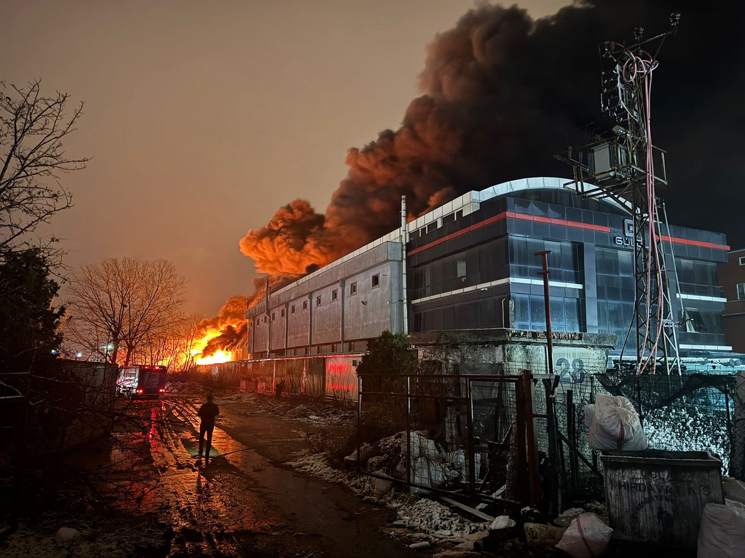 Esenyurt'ta korkutan fabrika yangını