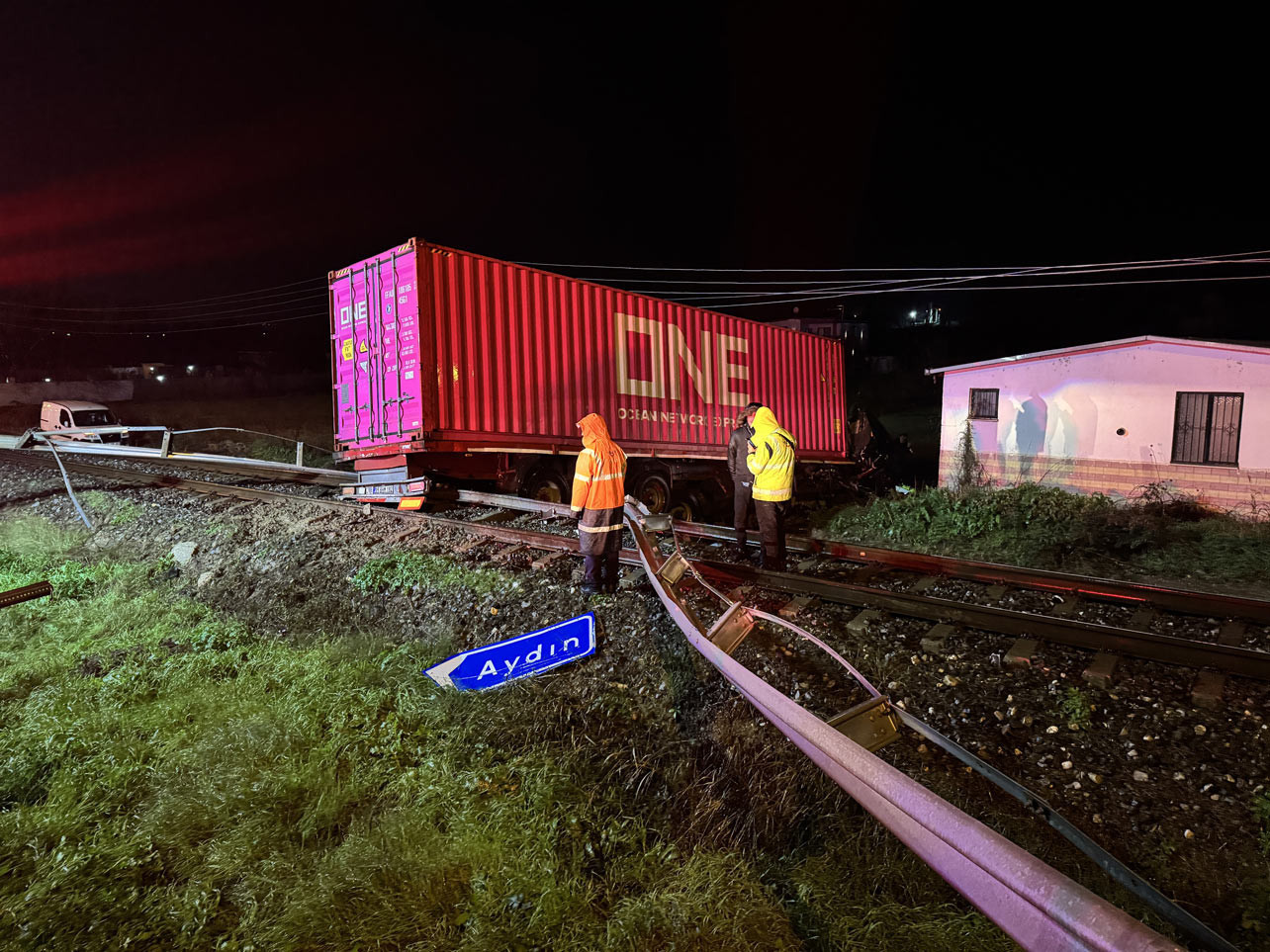 Aydın'da feci kaza! Kontrolden çıkan TIR tren yoluna giri: 1 ölü