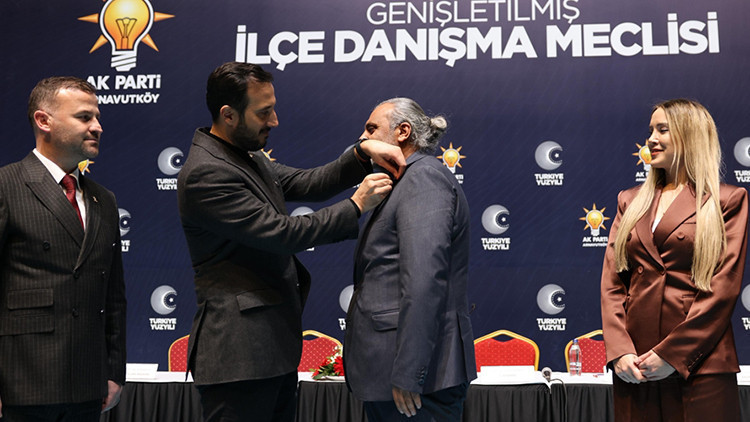 Aralarında meclis üyeleri de var: CHP'den istifa edip AK Parti'ye katılanlara rozetleri takıldı