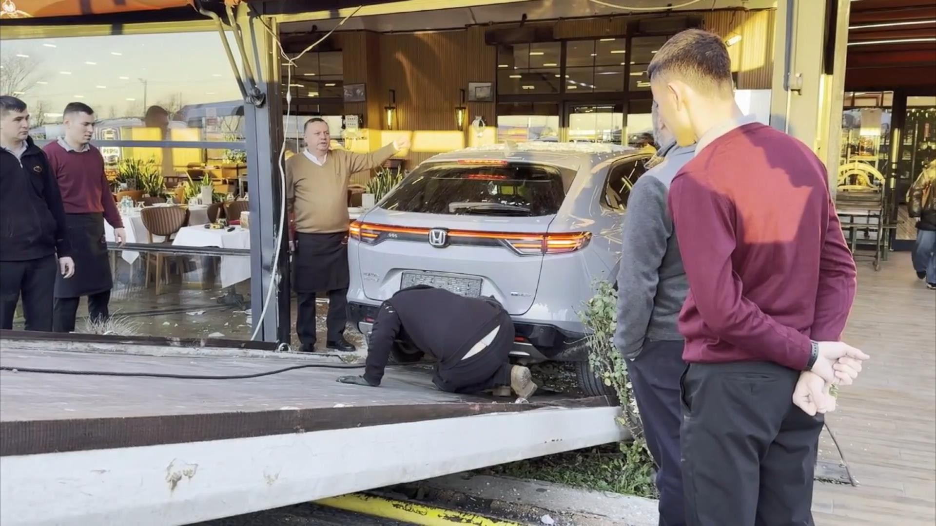 Müzisyen Cahit Berkay'ın kullandığı otomobil restorana girdi