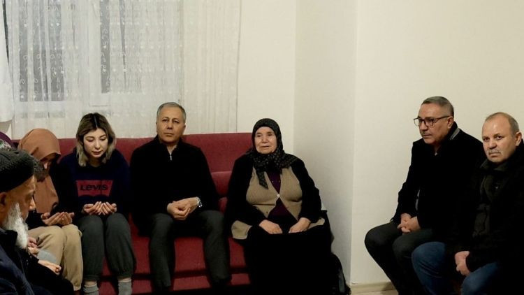 Bakan Yerlikaya’dan şehit Koçyiğit'in ailesine ziyaret