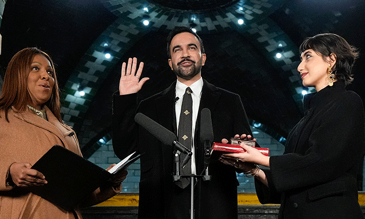 New York'un yeni Belediye Başkanı Zohran Mamdani, Kur’an-ı Kerim üzerine el basarak göreve başladı