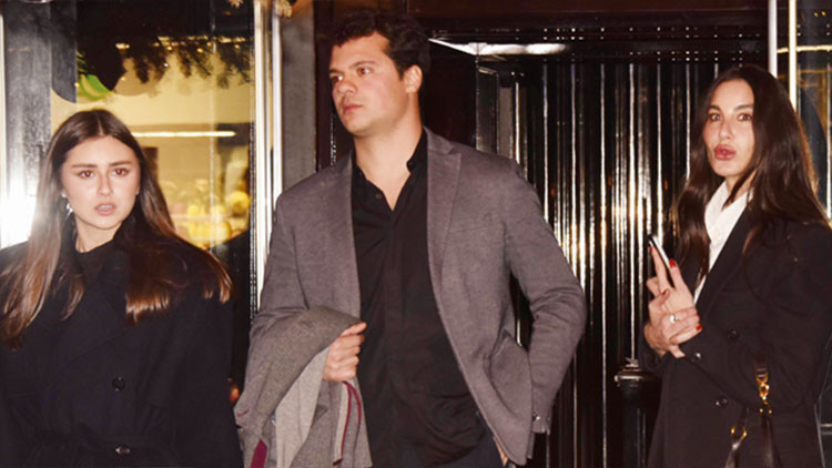 Flaşlar korkuttu... Otelden tekneli kaçış!