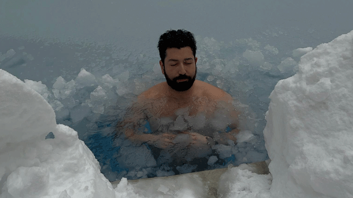 Bolu'da eksi 10 derecede buz gibi suya girdi